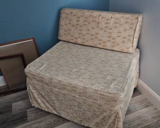  Here's a vintage foldaway bed from the 50's / 60's