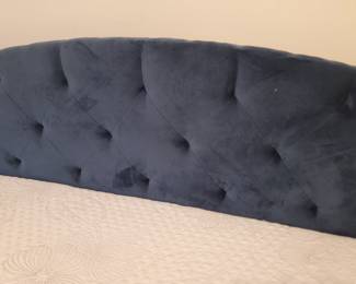 Beautiful Tufted Daybed with Trundle