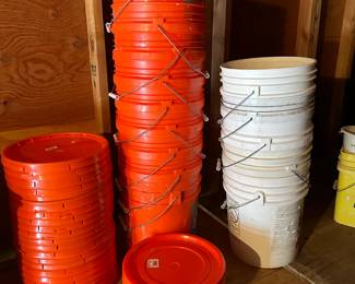 5 gallon buckets with lids
