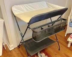 Portable changing table