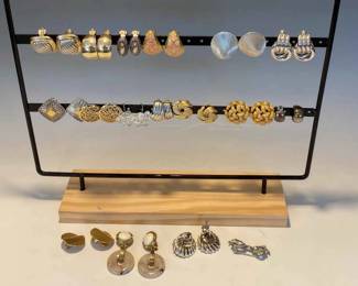 Beautiful Array Of Vintage Clip On Earrings 