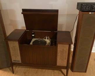 Consol Stereo System With Bogan Speakers