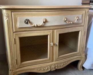 Set Of Two Vintage Henredon French Provisional Style Cream Color Nightstands 