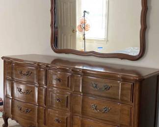 Charming Thomasville Dresser And Matching Mirror 