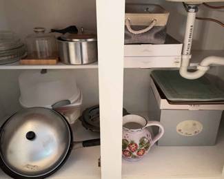 Mystery Lot Assorted Dishes Storage Bakeware 