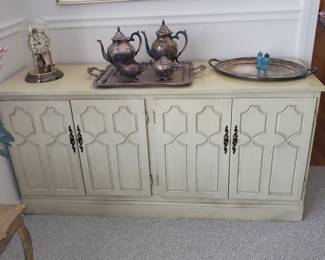Credenza/buffet