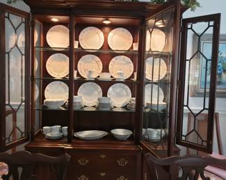 Nice lighted hutch 