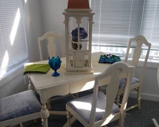 Cute table w 4 chairs