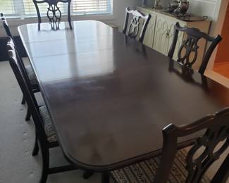 Dining table w 2 leaves , 6 chairs and table pad