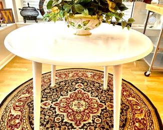 Round white table