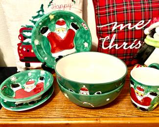 Service for 14 Christmas dinnerware