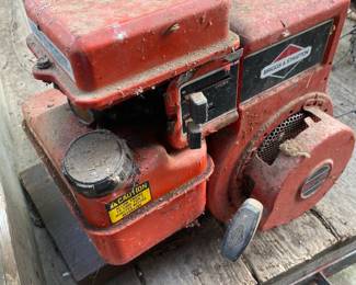 Briggs & Stratton water pump with hose. Runs great.