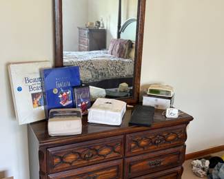 Dresser with detachable mirror