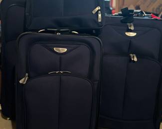 Very nice set of dockers dark blue luggage