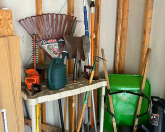 Lawn / garden tools and organizer