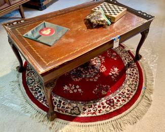 Round throw rug. Vintage coffee table