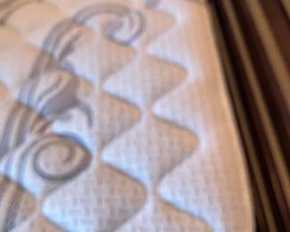 22	$400 	Queen Size Bed with Beautyrest Mattress & Boxspring
		  Headboard:  64W X 54H
		  Footboard:  64W X 36H

