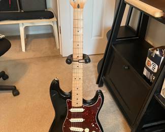 43	$350 	Fender Precision Bass Yellow four string Guitar with case E813043


*