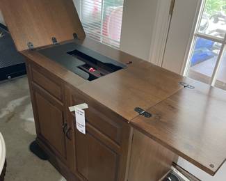 Sewing machine cabinet