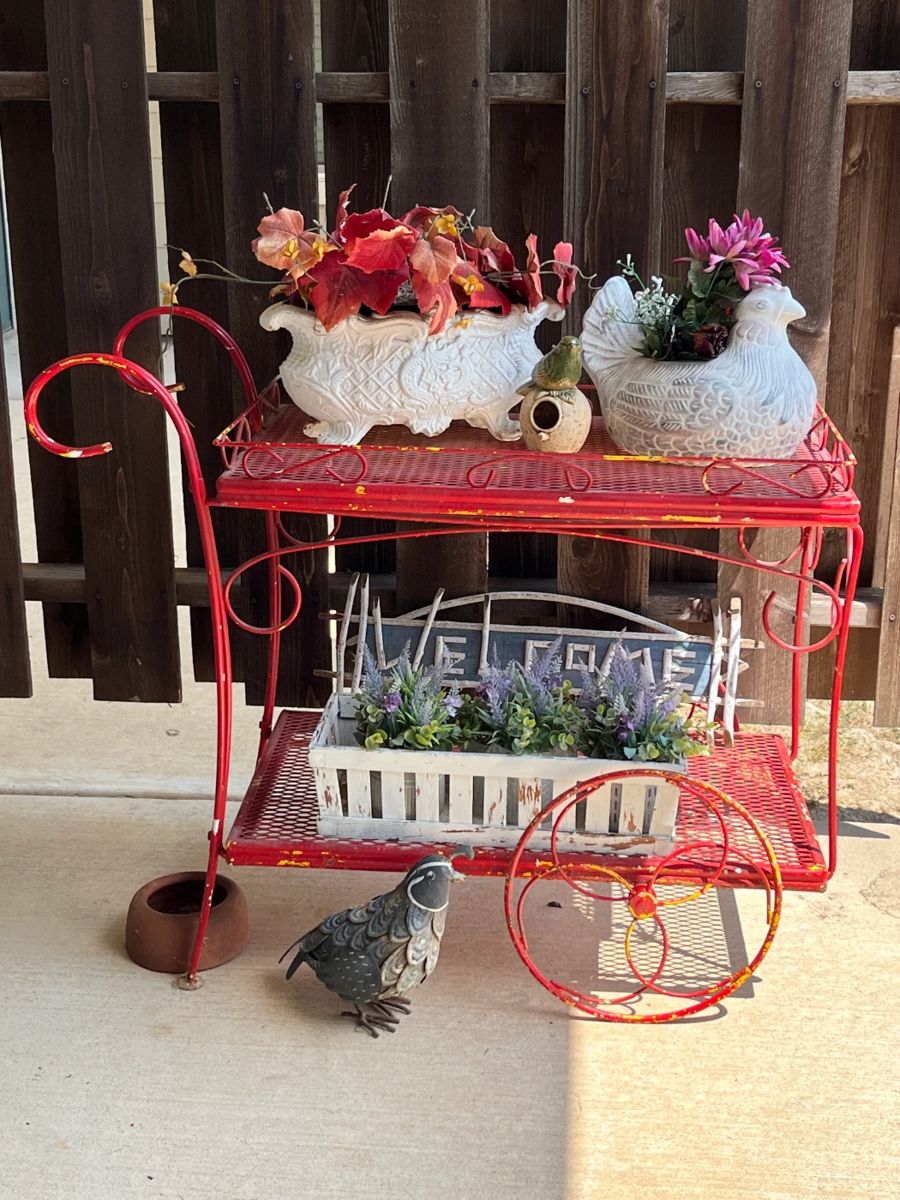 Sweet vintage tea cart!