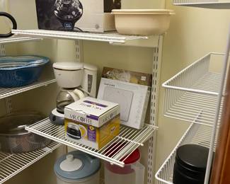 Assorted kitchen items.