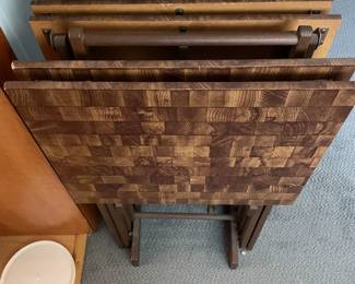 Set of tray tables.