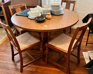Beautiful Kitchen Table & 4 Chairs