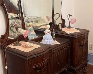 Beautiful vintage vanity 