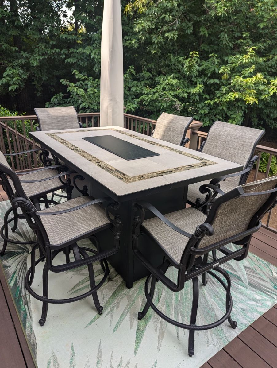 Patio set w/ fire pit built right in! 