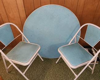 Round card table with 2 chairs
