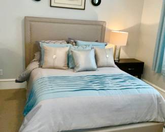 LINEN UPHOLSTERED QUEEN SIZE BED W/NAILHEAD DESIGN 