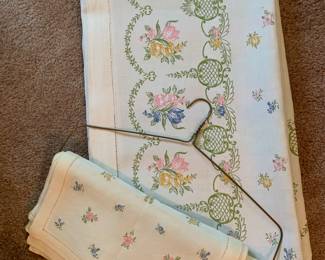 beautiful table linens