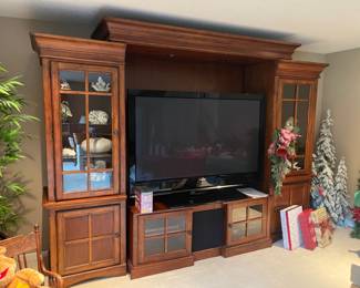 TV AND CUSTOM TV CABINET
