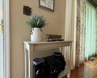 Stereo, Table and Acescent art really balances this entrance. 