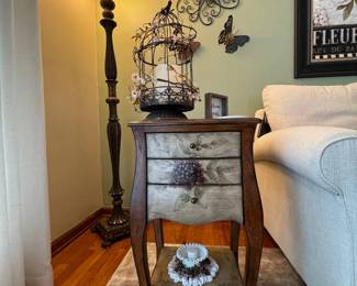 As good as new. Add character and charm to your home with these wonderful items. 