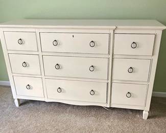 Well Made Universal Furniture 9 Drawer Dresser