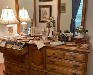 Bassett dresser w/mirrors