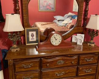Dresser w/mirror