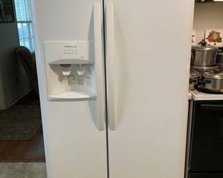 Side-by-side refrigerator 