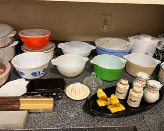 Multiple Pyrex mixing bowls