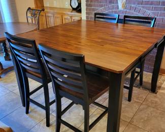 Pub size table w/4 chairs and 1 leaf