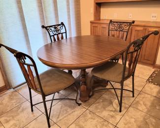 Dining table w/4 chairs and 1 leaf