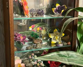 Capodimonte, display case, florals
