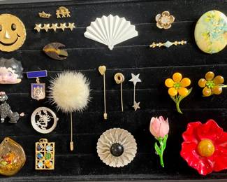 Vtg. brooches, stick pins and pendants