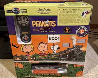 Lionel Peanuts Halloween remote train set