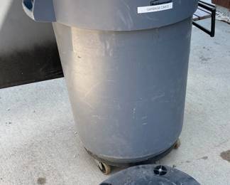 Rubbermaid Commercial Garbage Can With Lid 2 Rolling Dollies