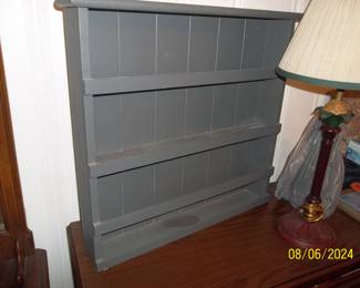 Display shelf to hang on the wall or free stand