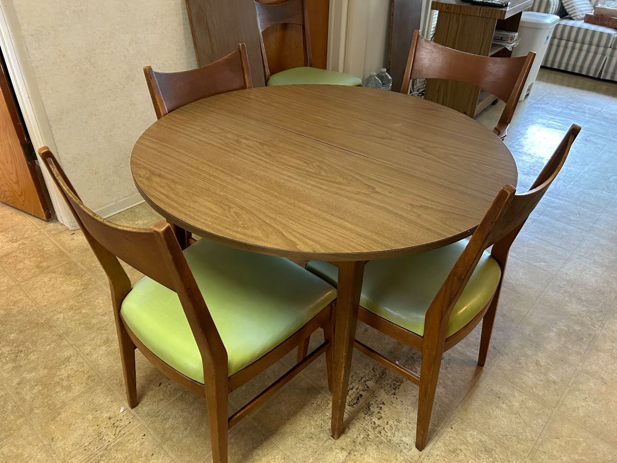 MCM table & chairs with 2 leaves
