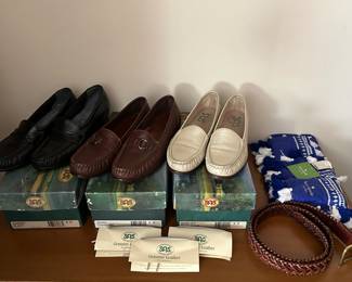 Ladies SAS shoes - New or like new condition.