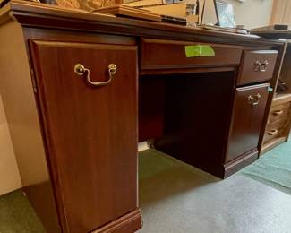 Keyhole desk
